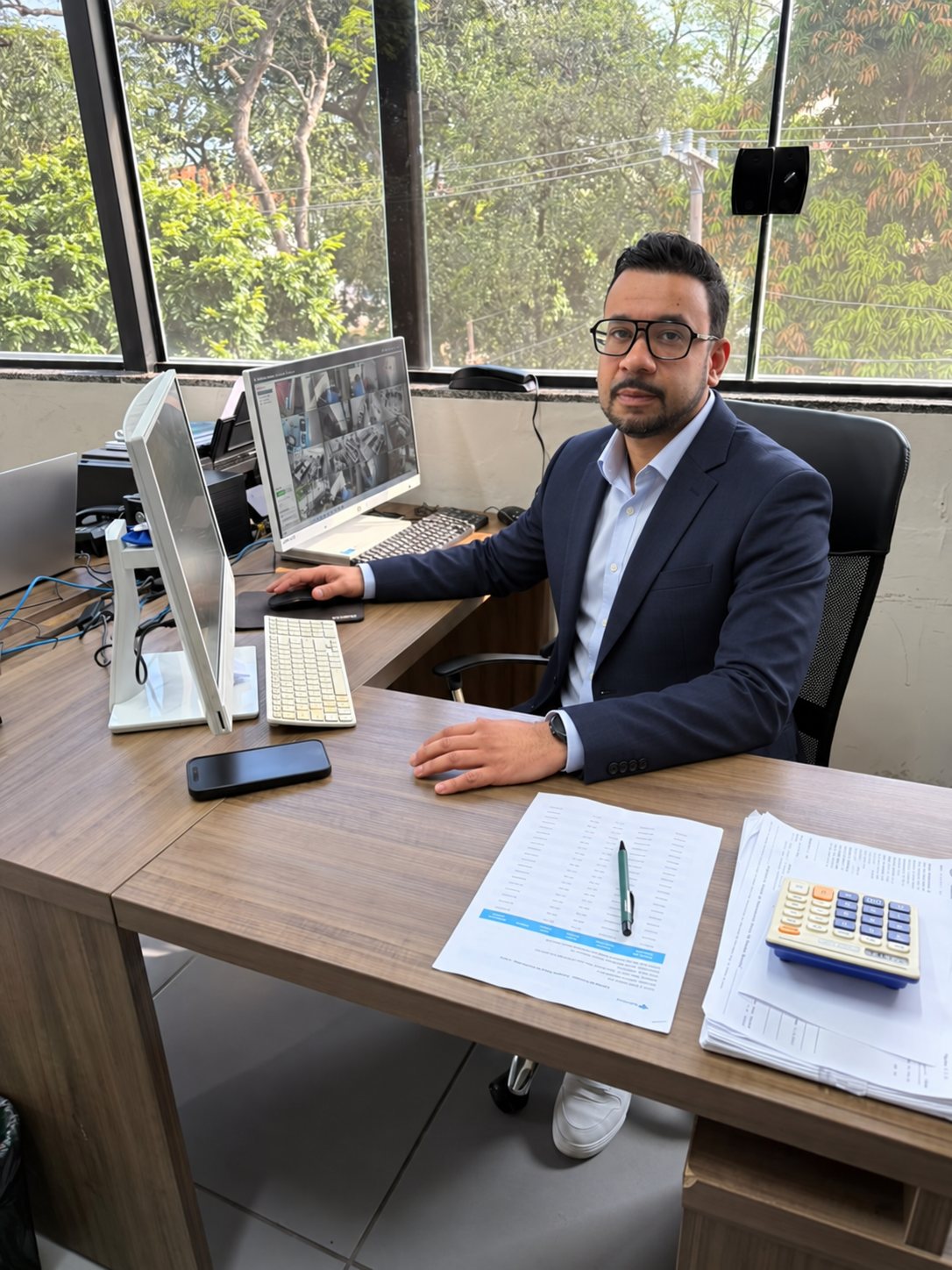 William Moura, fundador da WM Contabilidade, em sua mesa no escritório
